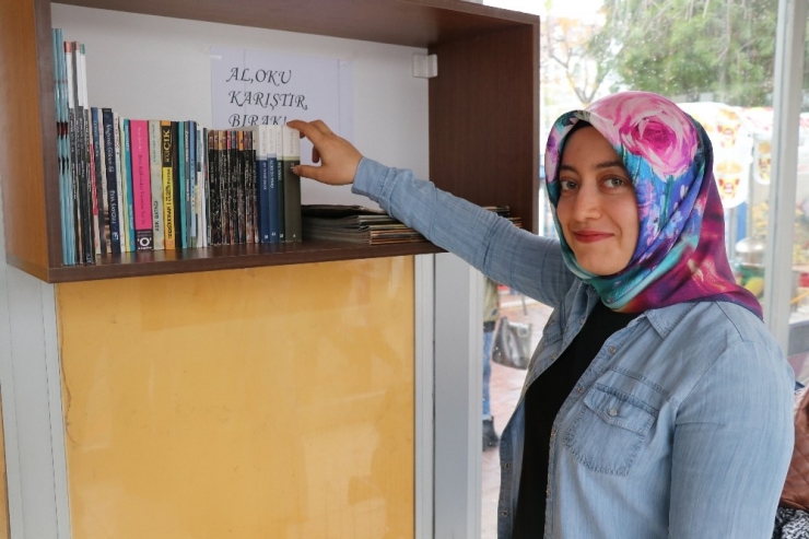 Otobüs Durakları Kütüphaneyle Donatılıyor