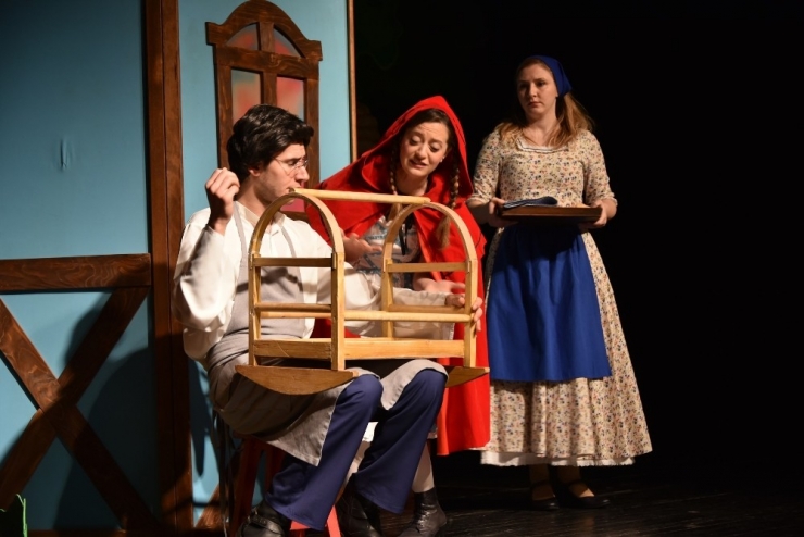 Minikler Kırmızı Başlıklı Kız İle Eğlendi