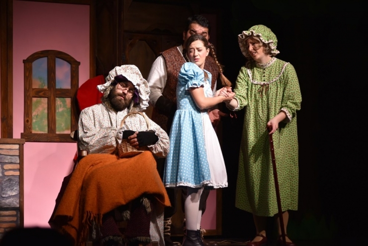 Minikler Kırmızı Başlıklı Kız İle Eğlendi