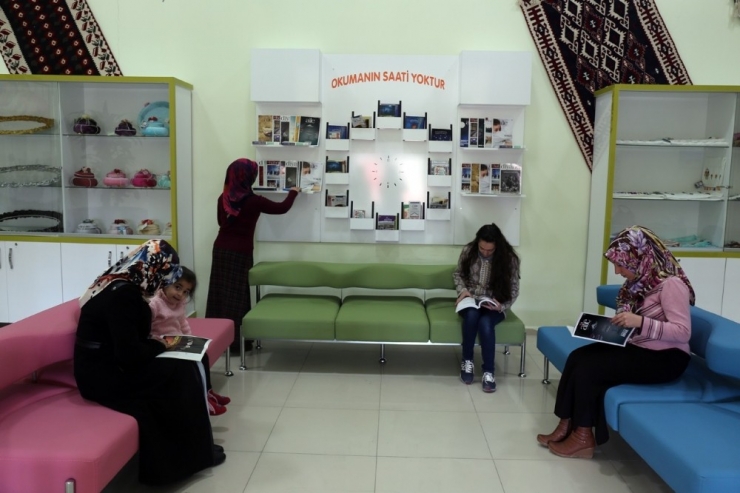 Gürpınar’daki Okullara Kitaplık