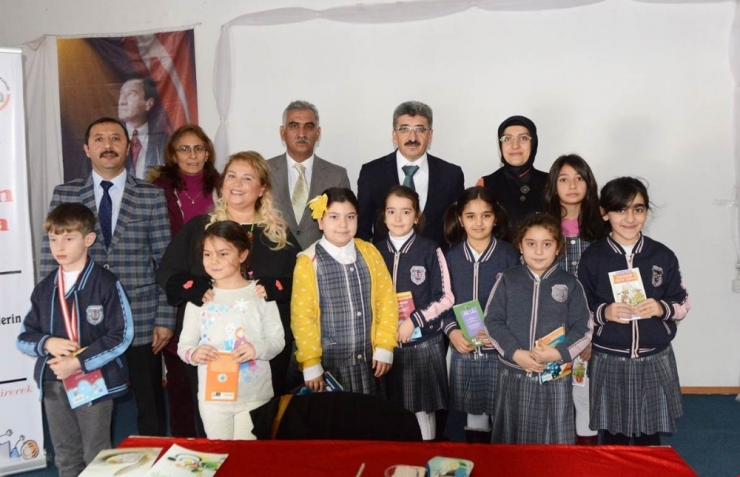 Yazar Mavisel Yener, Ardahan’da Öğrencilerle Buluştu