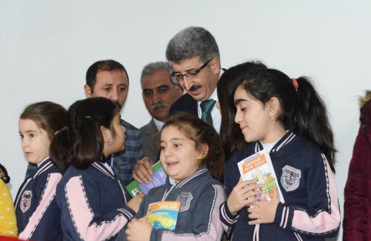 Yazar Mavisel Yener, Ardahan’da Öğrencilerle Buluştu