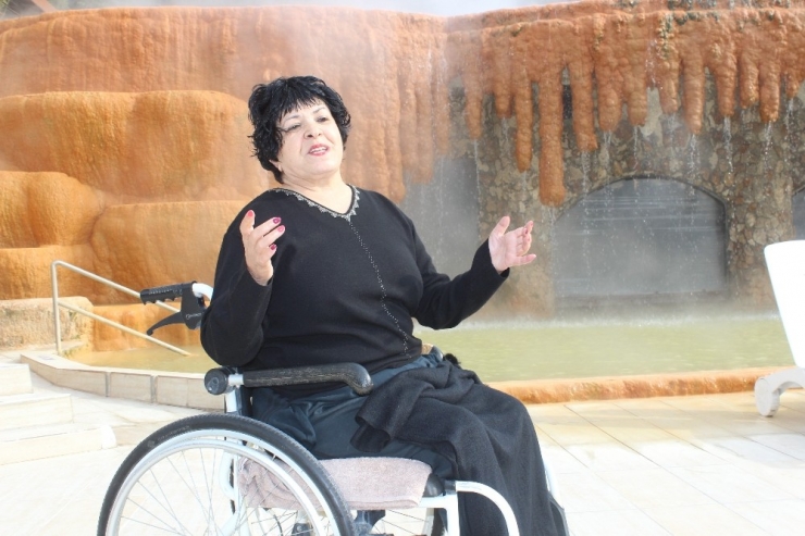 Felç Kalan 30 Yıllık Yüzme Öğretmeni Denizli’deki Tedaviden Sonra Yürümeye Başladı