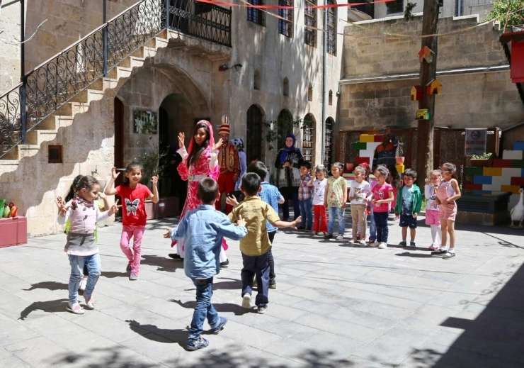 Gaün Öğrencilerinden Çocuklara Masal Atölyesi