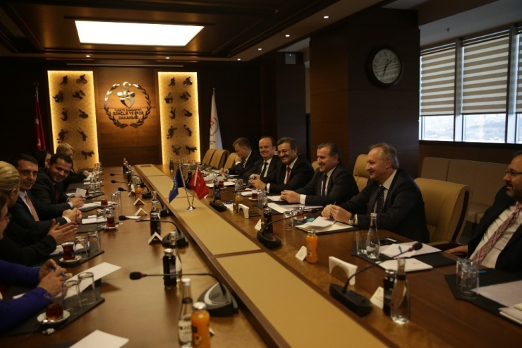 Bakan Bak, Kosova Gençlik Ve Spor Bakanı Gashı İle Görüştü