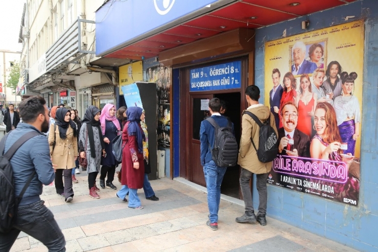 Haliliye Belediyesinden Üniversite Hazırlık Öğrencilerine Sinema Molası