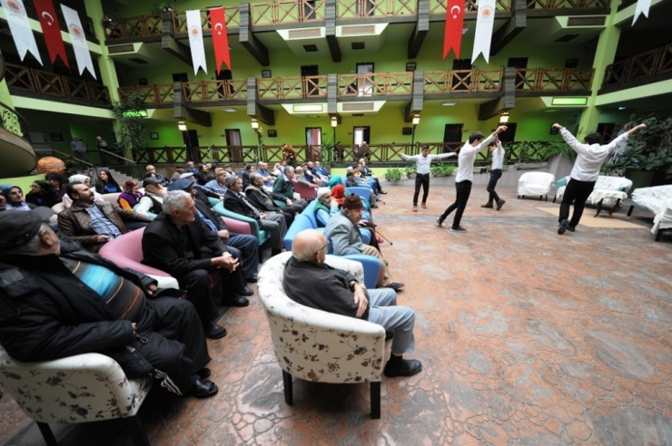 Liseliler Huzurevi Sakinleri İçin Sahneye Çıktı