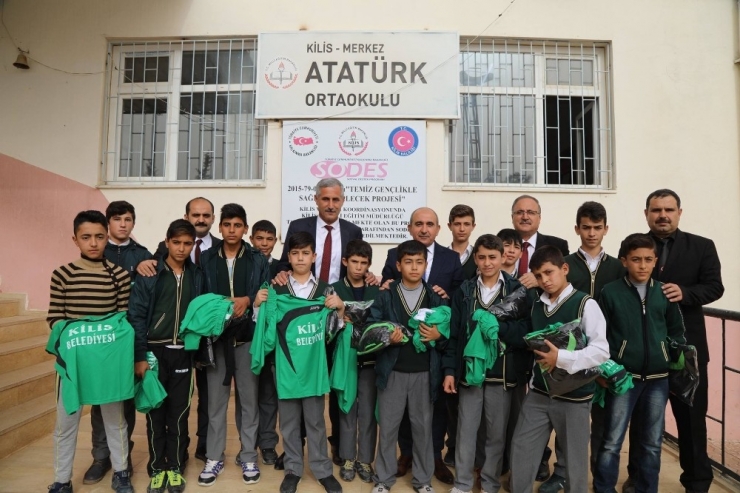 Öğrencilere Spor Malzemeleri Dağıtıldı