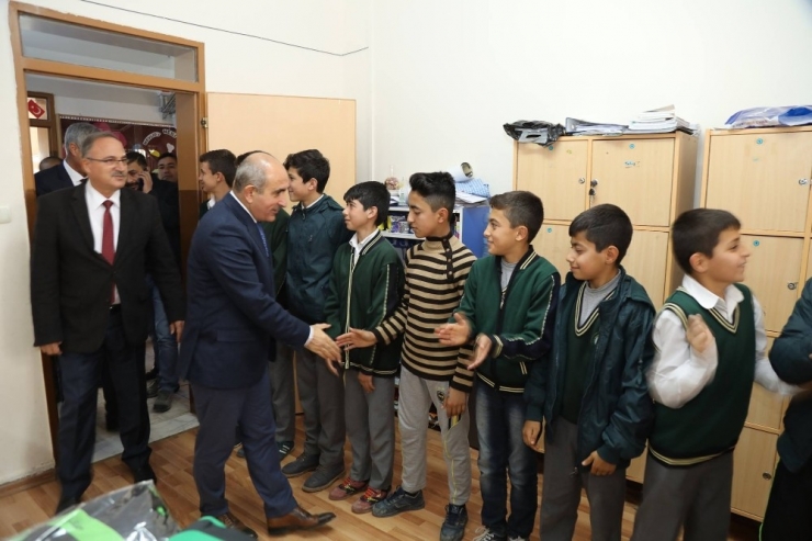 Öğrencilere Spor Malzemeleri Dağıtıldı