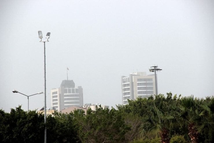 Hatay’ı Toz Bulutu Kapladı