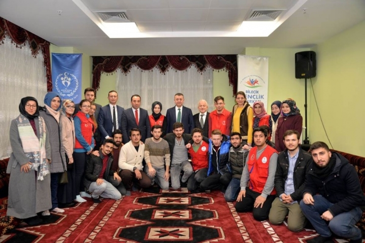 Vali Büyükakın Gençlerle Buluştu