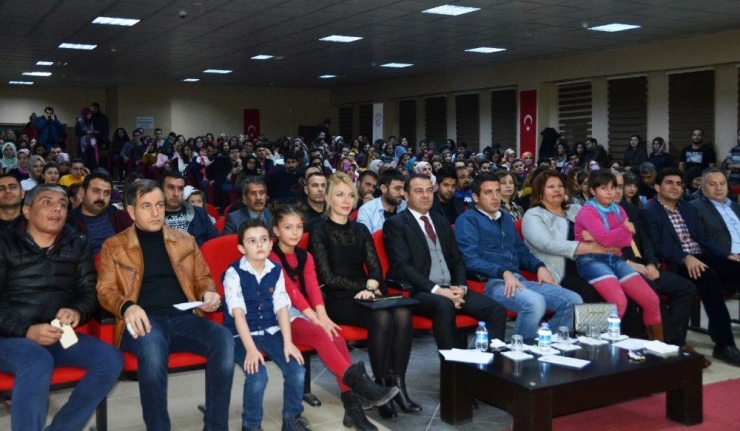 Öğretim Üyelerinden Oluşan Koro Büyük İlgi Gördü