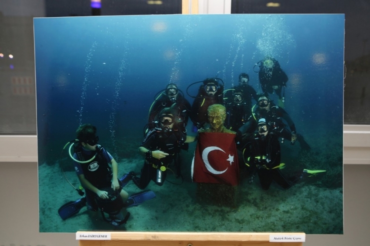 Su Altındaki Atatürk Büstünde Türk Bayrağı Açtılar