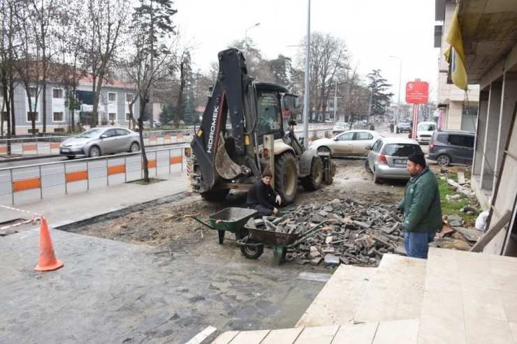 Kaldırımlarda Çalışmalar Sürüyor