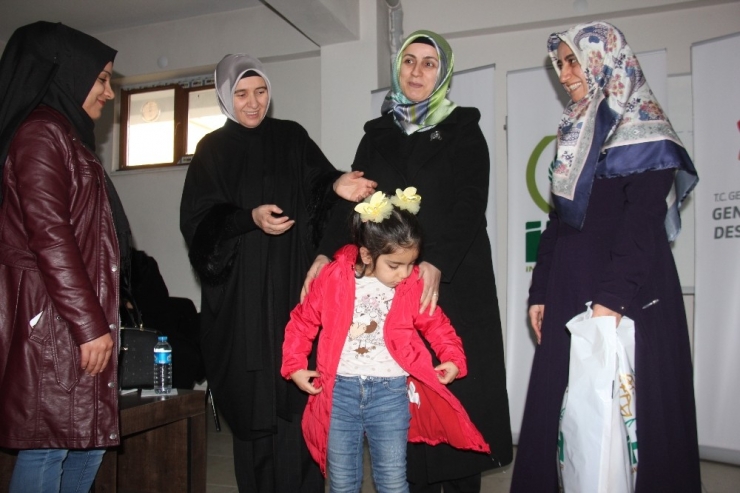 Bingöl’de Yetim Çocuklara Kıyafet Yardımı