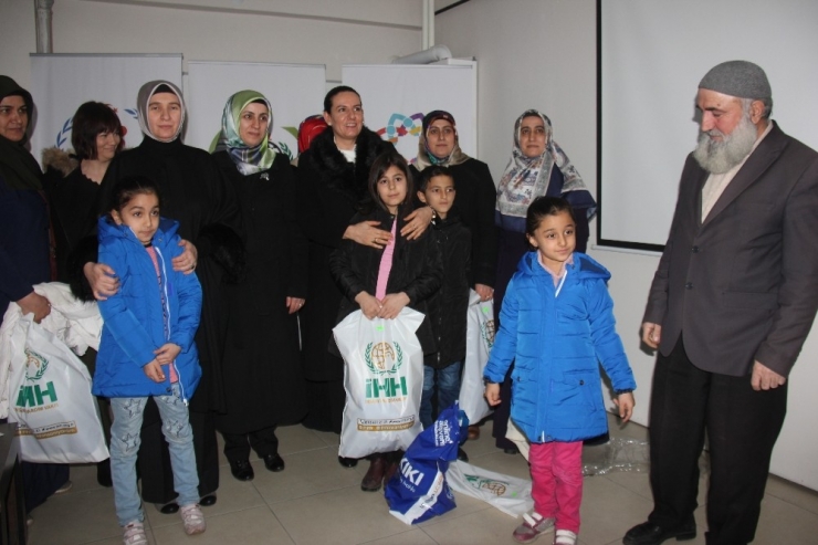 Bingöl’de Yetim Çocuklara Kıyafet Yardımı