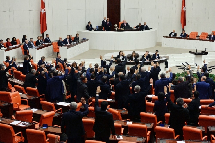 Mecliste Tatil Tartışması