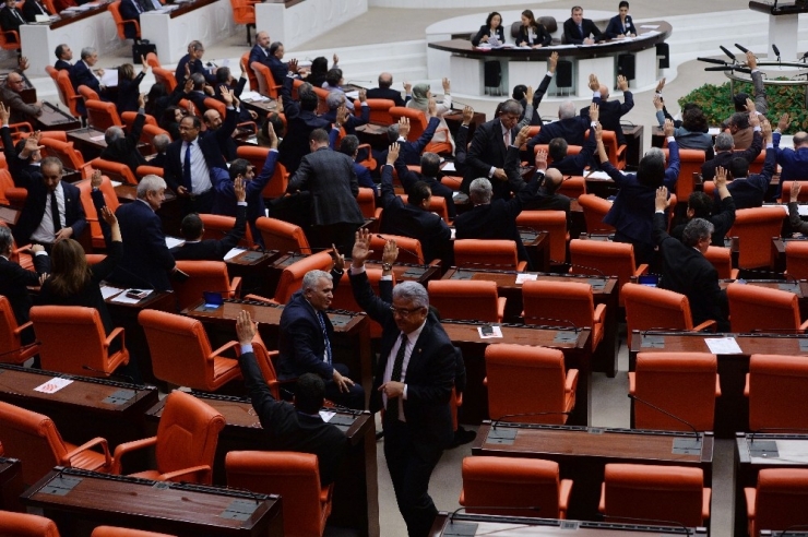 Mecliste Tatil Tartışması