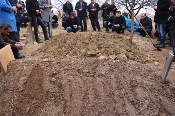 Bir Gün Arayla Ölen Baba Oğul Yan Yana Defnedildi