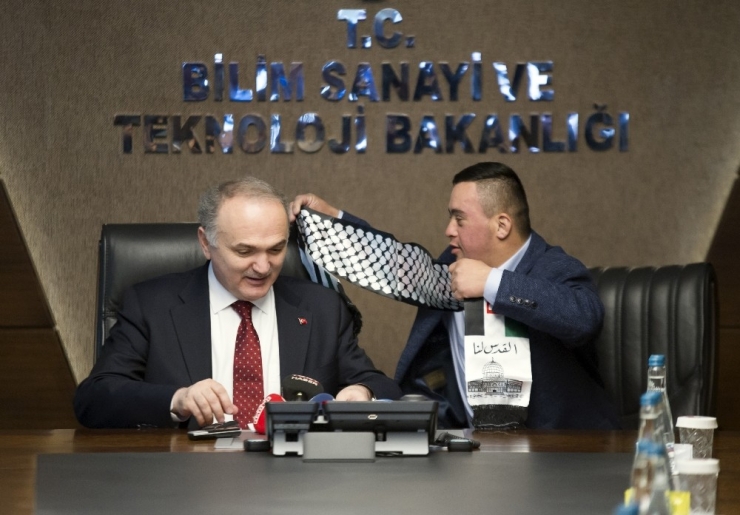 Bakan Özlü Down Sendromlu Filistinli Muhammed’i Kabul Etti