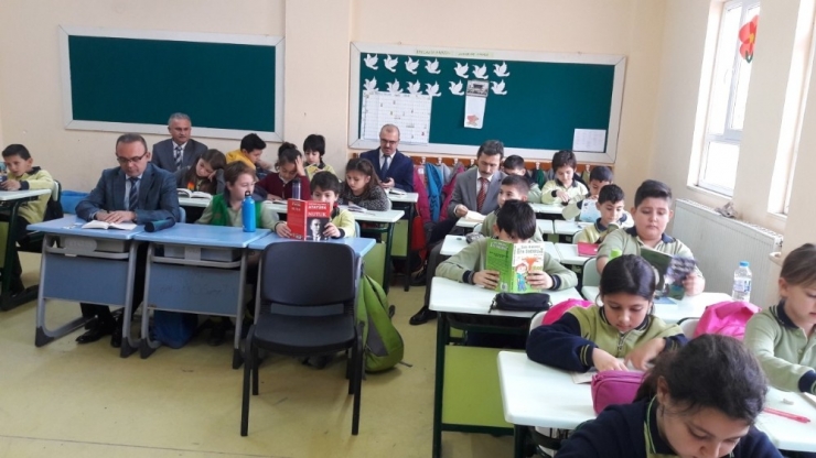 Kaymakam Hüseyin Öner Mustafa Keskin İlkokulunda Öğrencilerle Kitap Okudu