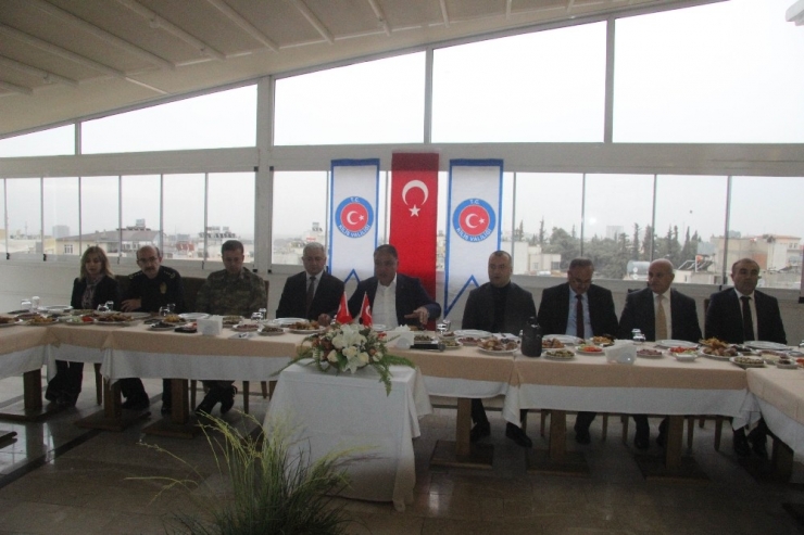 Vali Tekinarslan Köy Muhtarlarıyla Bir Araya Geldi