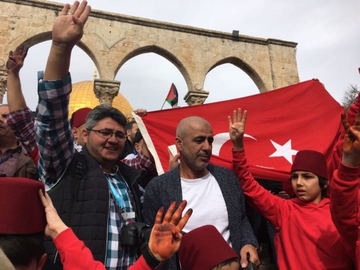 Mescid-i Aksa’da Türk Bayraklarıyla Kutlama