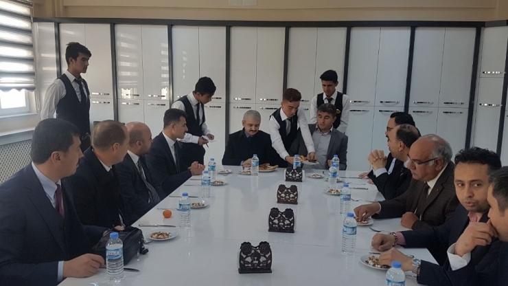 Öğrencilerin Yemekleri Protokolden Tam Not Aldı