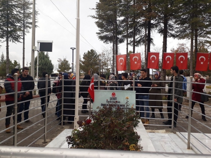 Üniversite Öğrencileri Şehit Ömer Halisdemir’in Kabrini Ziyaret Etti
