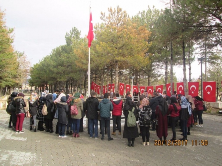 Üniversite Öğrencileri Şehit Ömer Halisdemir’in Kabrini Ziyaret Etti