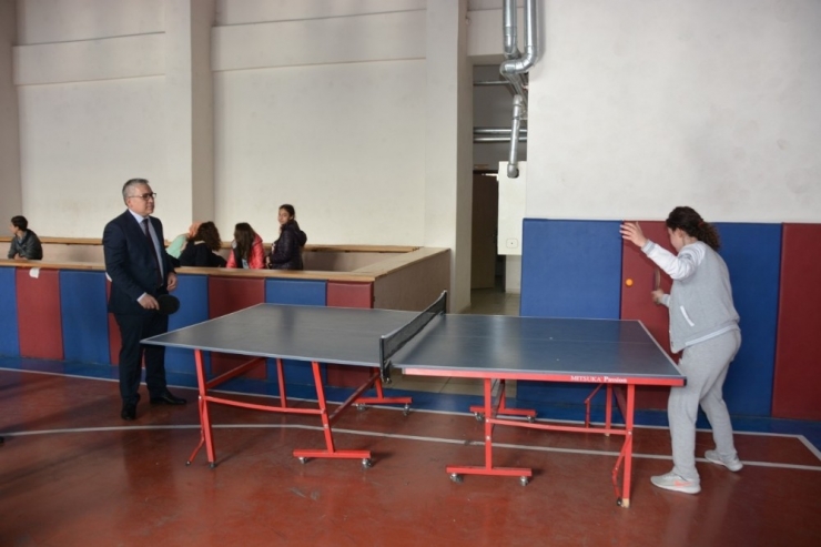 Niğde Valisi Öğrencilerle Masa Tenisi Oynadı