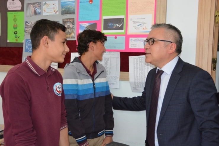 Niğde Valisi Öğrencilerle Masa Tenisi Oynadı