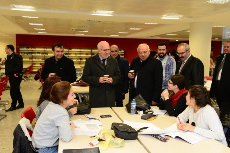 Rektör Savaş’tan Final Arifesindeki Öğrencilere Sıcak İkram