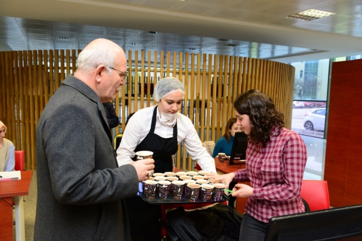Rektör Savaş’tan Final Arifesindeki Öğrencilere Sıcak İkram
