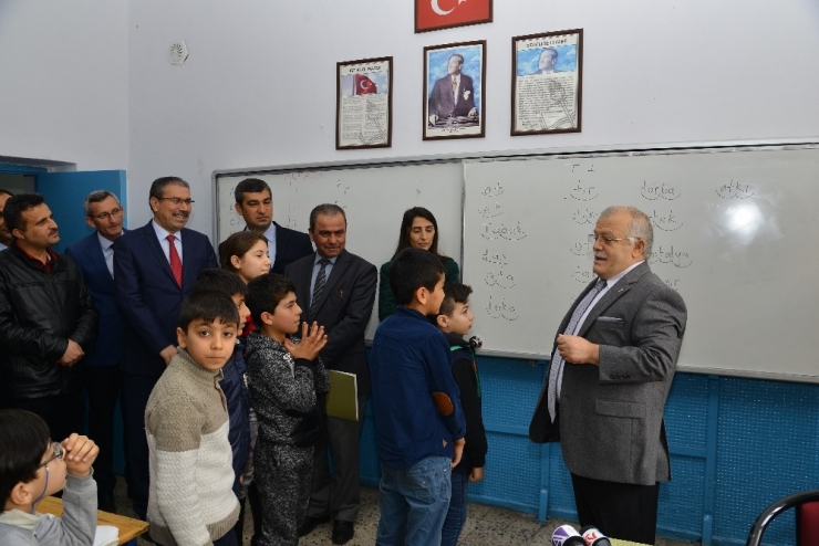 Vali Necati Şentürk: “Göçmen Çocukların Eğitimlerini Önemsiyoruz”