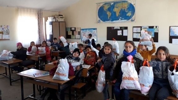 Taraftarlardan Öğrencilere Destek