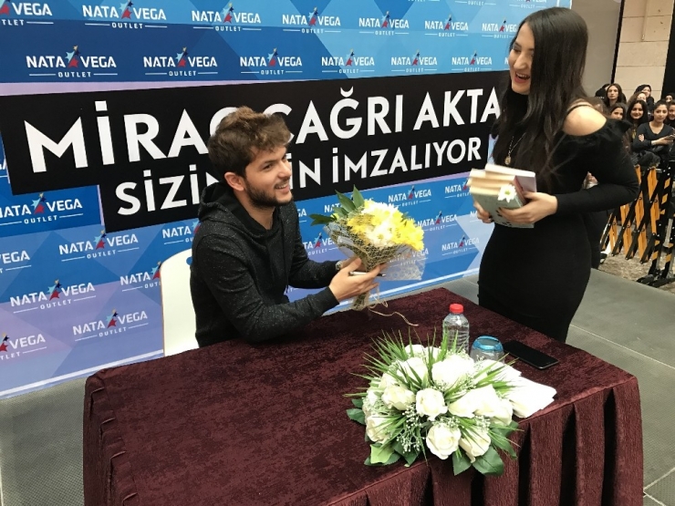 Çağrı Miraç Aktaş Okuyucuları İle Nata Vega Outlet’te Buluştu