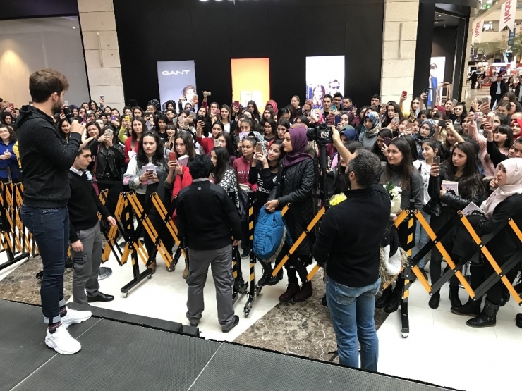 Çağrı Miraç Aktaş Okuyucuları İle Nata Vega Outlet’te Buluştu