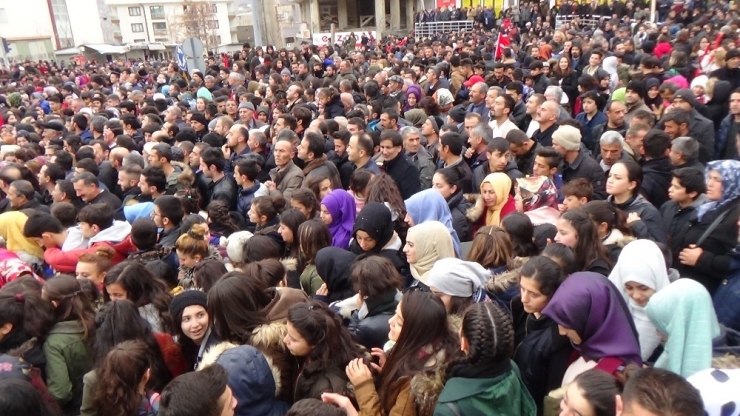 Cumhurbaşkanını Görmek İçin Alana Akın Ettiler