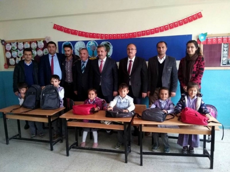 Öğrencilere Kırtasiye Seti Dağıtımı Sürüyor