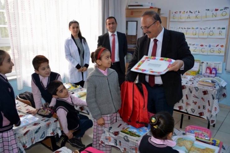 Öğrencilere Kırtasiye Seti Dağıtımı Sürüyor