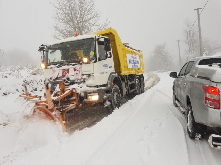 Kocaeli’de Karda İlerleyemeyen Ambulansın Yardımına Belediye Ekipleri Yetişti
