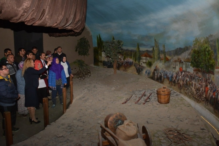 Kent Müzesinin Gezen Engelli Öğrenciler Keyifli Dakikalar Yaşadı