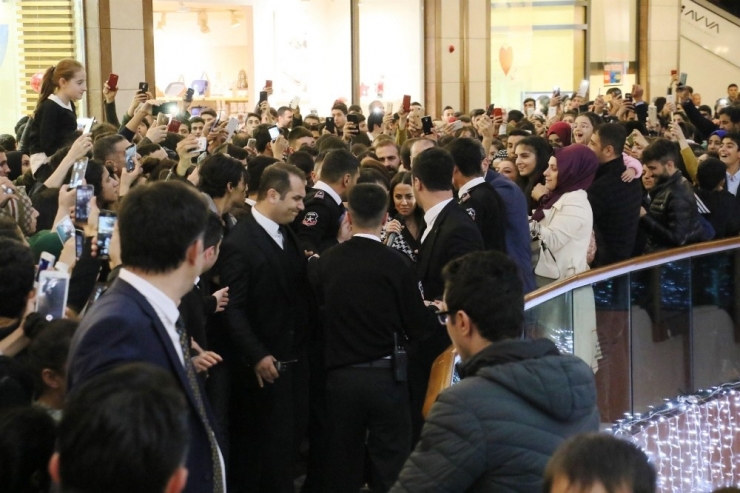 Ünlü Şarkıcı Derya Uluğ Diyarbakır’ı Salladı