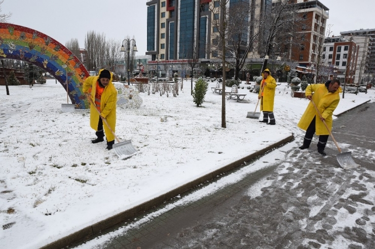 Tepebaşı’nda Kar Küreme Çalışmaları Başladı