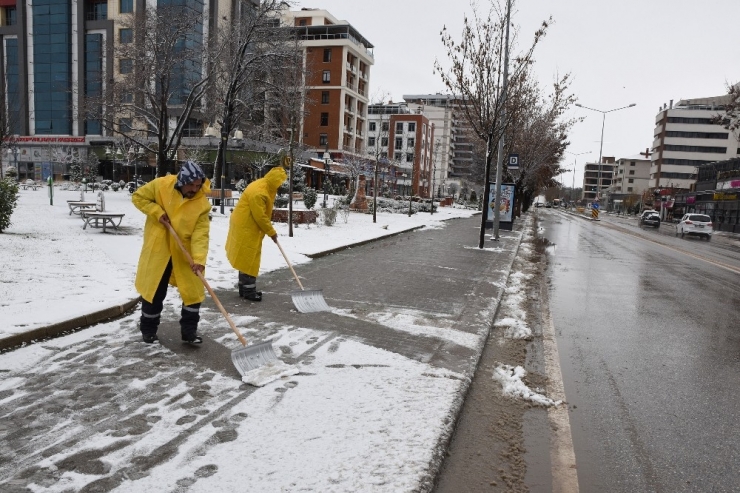 Tepebaşı’nda Kar Küreme Çalışmaları Başladı