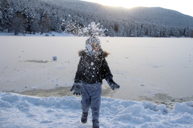 Gölcük Tabiat Parkı’ndaki Göl Buz Tuttu