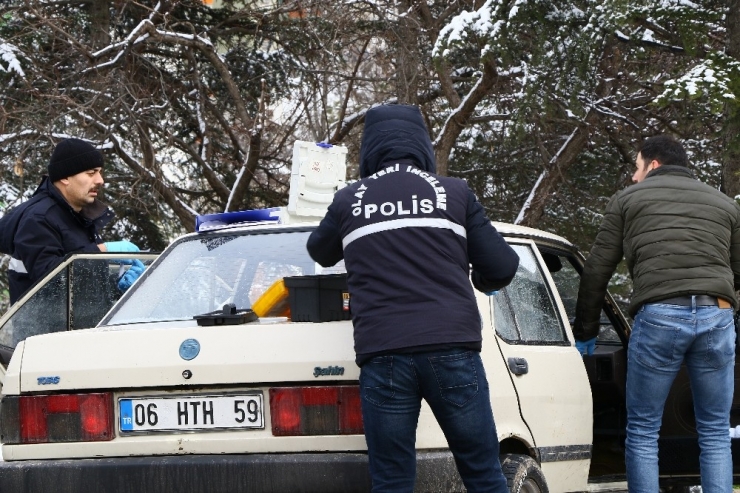 Ankara'nın Pursaklar ilçesinde devriye gezen polis ekipleri, park halindeki otomobil içinde erkek cesedi buldu. ile ilgili görsel sonucu
