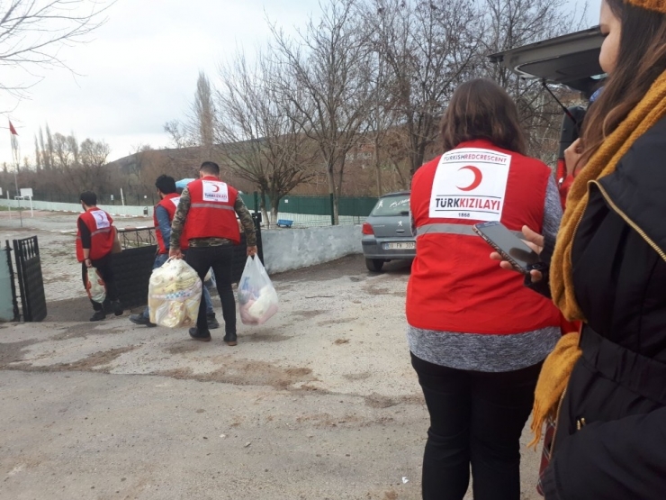 Üniversite Öğrencileri Giysi Ve Oyuncak Yardımı Yaptı