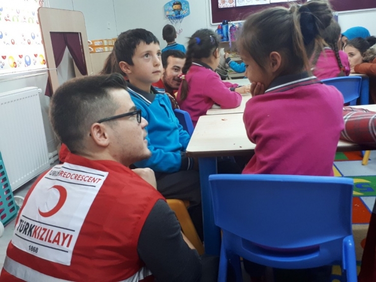 Üniversite Öğrencileri Giysi Ve Oyuncak Yardımı Yaptı